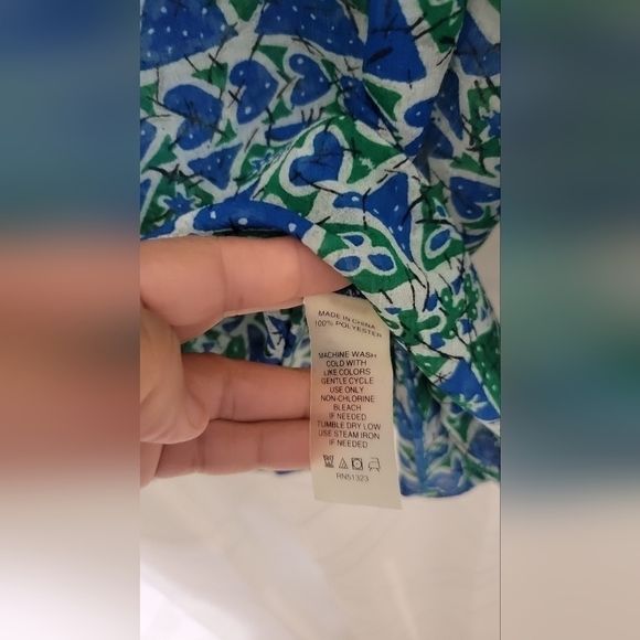 TWO by VINCE CAMUTO Playful Batik Pintuck Peasant Blouse. NWT LARGE - Picture 7 of 9